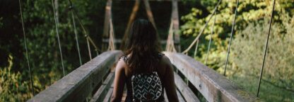 Chica cruzando un puente