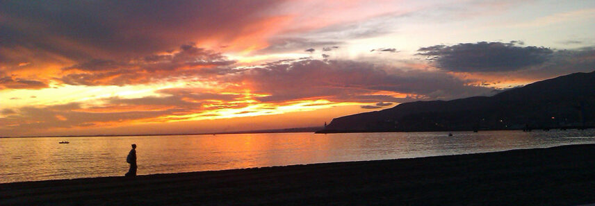 Persona en un atardecer en el mar